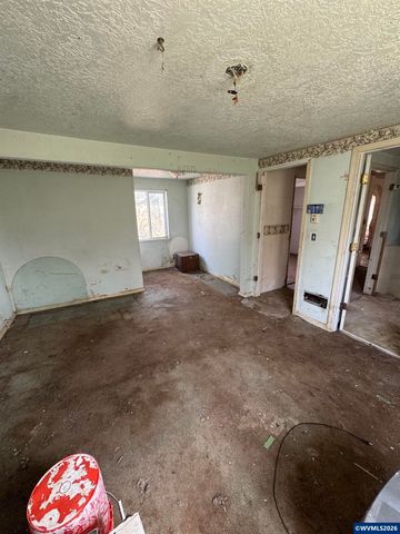 40121 Lacomb Dr, Lebanon, OR 97355