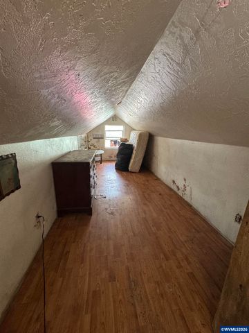 40121 Lacomb Dr, Lebanon, OR 97355