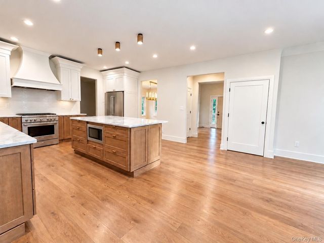 20 Overton Pass, Saint James, NY 11780