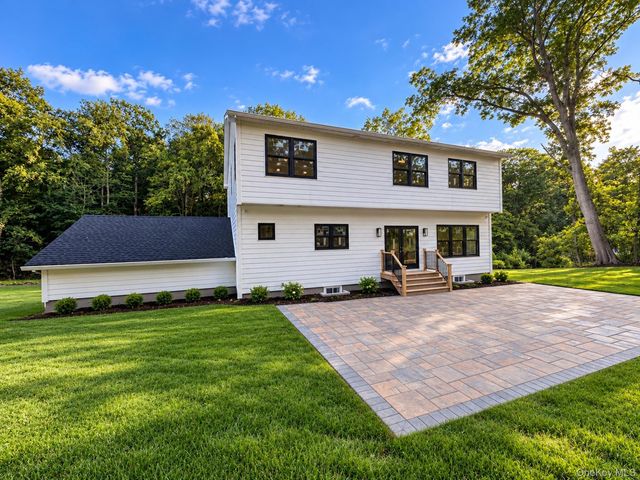 20 Overton Pass, Saint James, NY 11780
