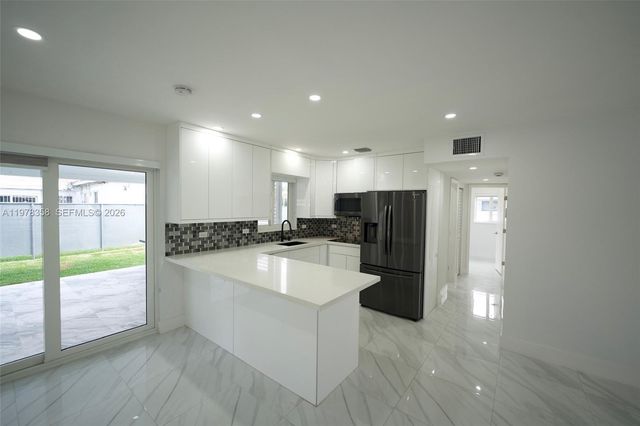 10381 SW 32nd St, Miami, FL 33165