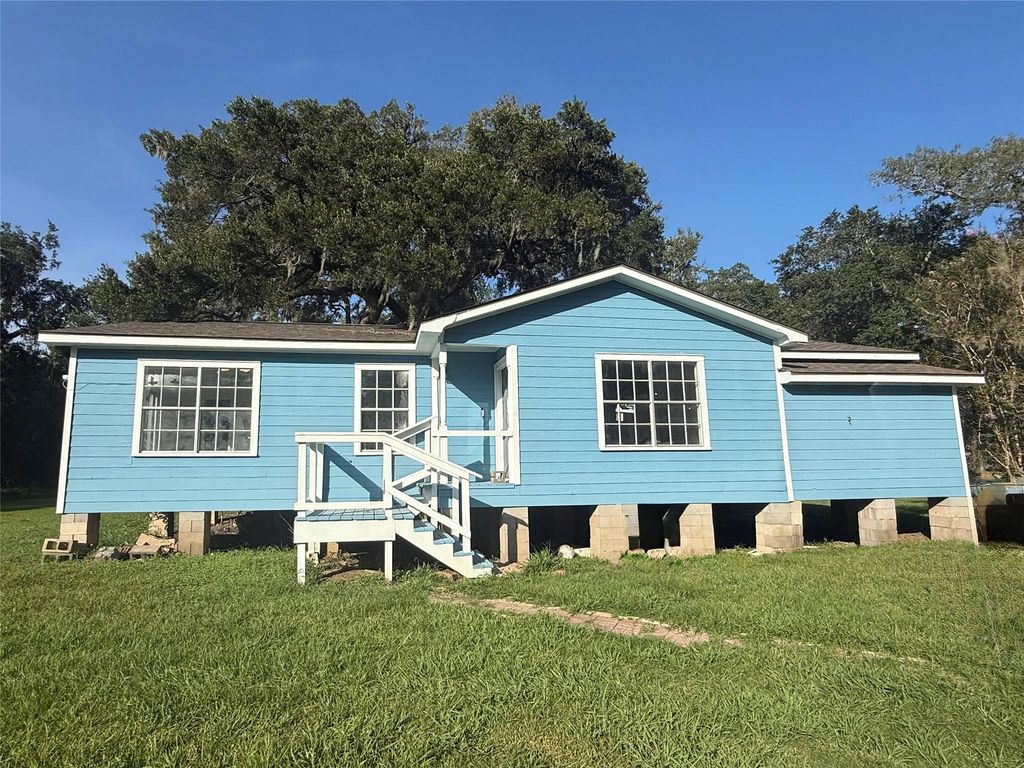 292 Manila Drive, Angleton, TX 77515