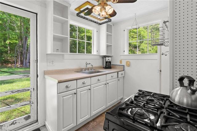 5523 B White Hall RD B, Gloucester, VA 23061