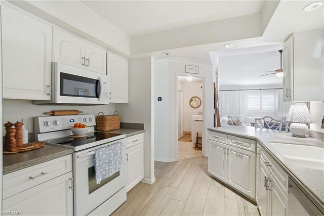 2644 River Reach DR, Naples, FL 34104