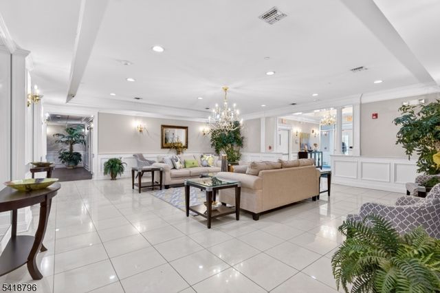 9210 Ravenscroft Rd, Clifton City, NJ 07013