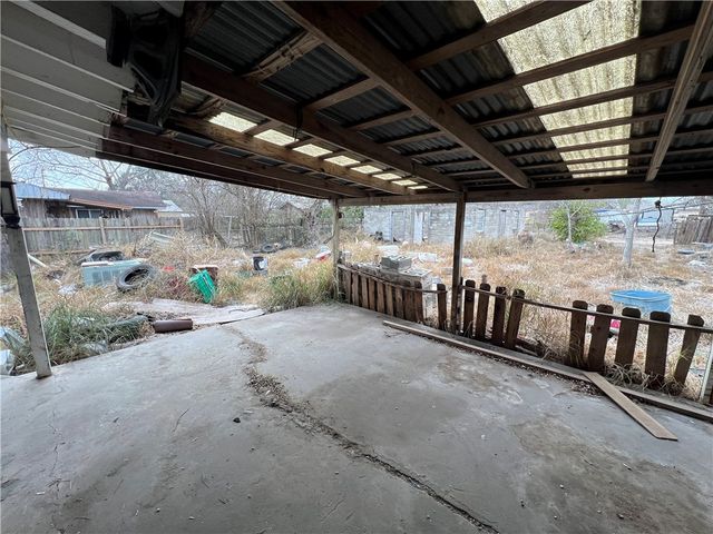 909 Highland Ave, Alice, TX 78332