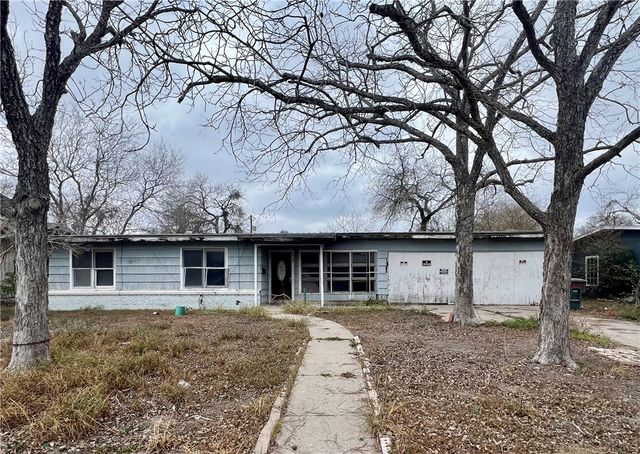 909 Highland Ave, Alice, TX 78332
