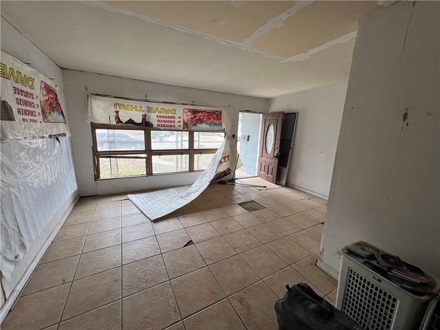 909 Highland Ave, Alice, TX 78332