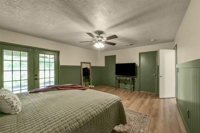 613 E Castle Harbour Drive, Friendswood, TX 77546