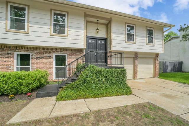 613 E Castle Harbour Drive, Friendswood, TX 77546