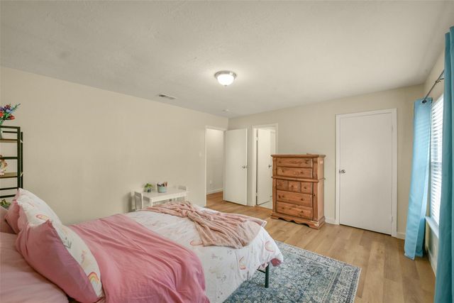 613 E Castle Harbour Drive, Friendswood, TX 77546