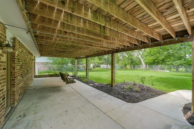 613 E Castle Harbour Drive, Friendswood, TX 77546