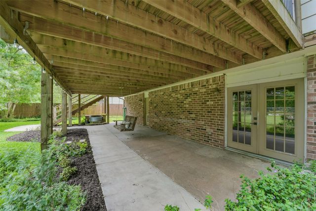 613 E Castle Harbour Drive, Friendswood, TX 77546