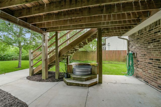 613 E Castle Harbour Drive, Friendswood, TX 77546