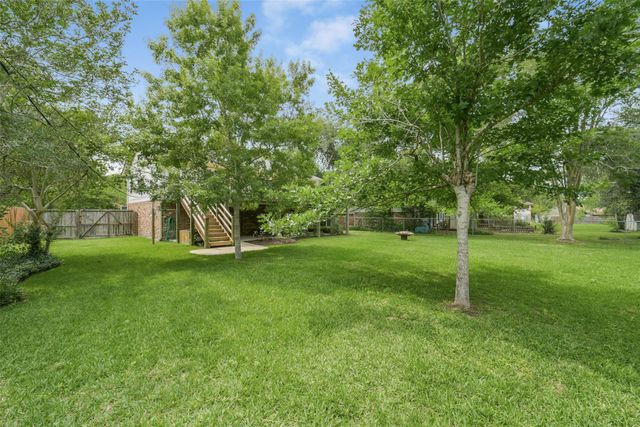 613 E Castle Harbour Drive, Friendswood, TX 77546