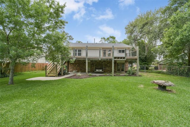 613 E Castle Harbour Drive, Friendswood, TX 77546