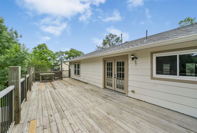 613 E Castle Harbour Drive, Friendswood, TX 77546