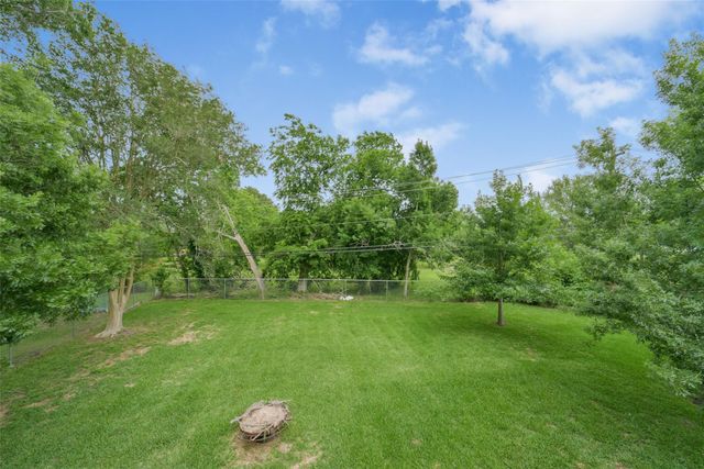 613 E Castle Harbour Drive, Friendswood, TX 77546