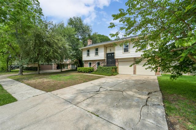 613 E Castle Harbour Drive, Friendswood, TX 77546