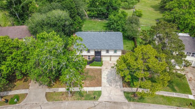 613 E Castle Harbour Drive, Friendswood, TX 77546