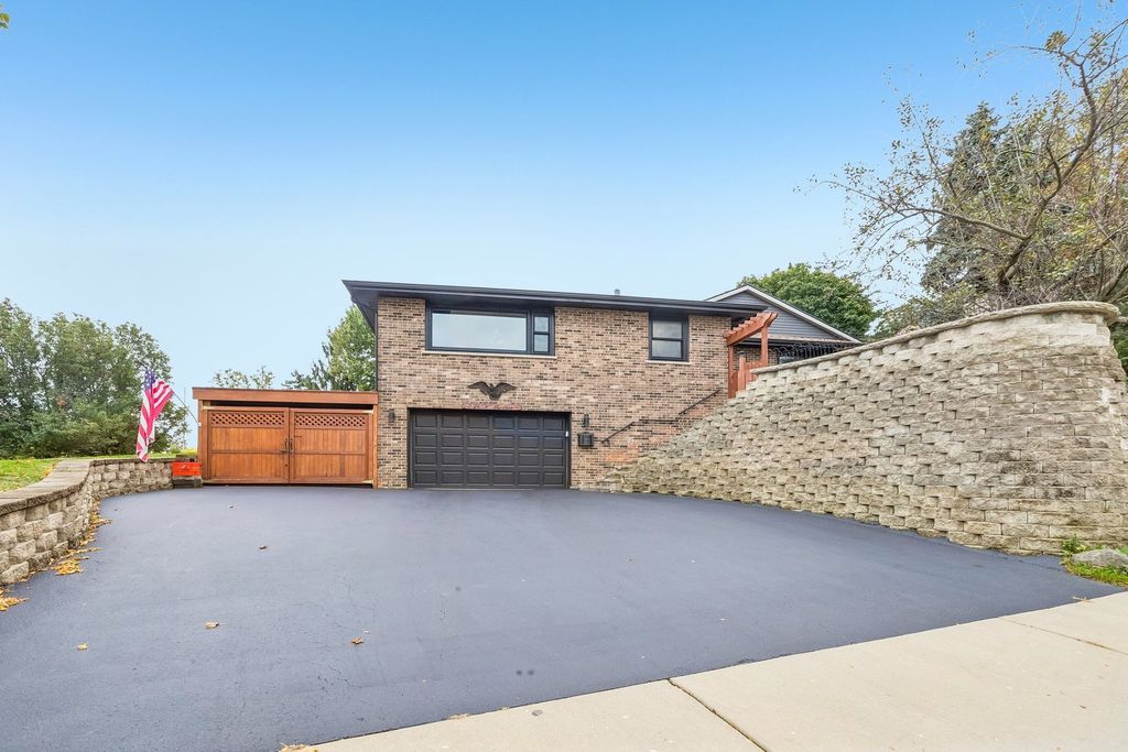 276 N Jackson Road, Clarendon Hills, IL 60514 — exterior