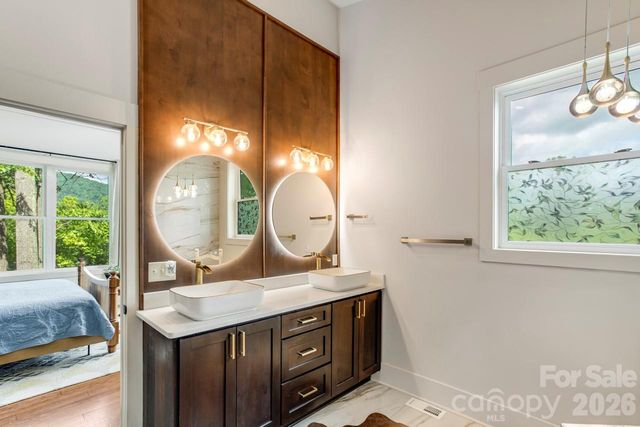 90 Summitt Street, Waynesville, NC 28786