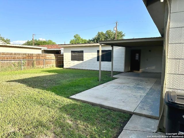411 W HART AVE, San Antonio, TX 78214
