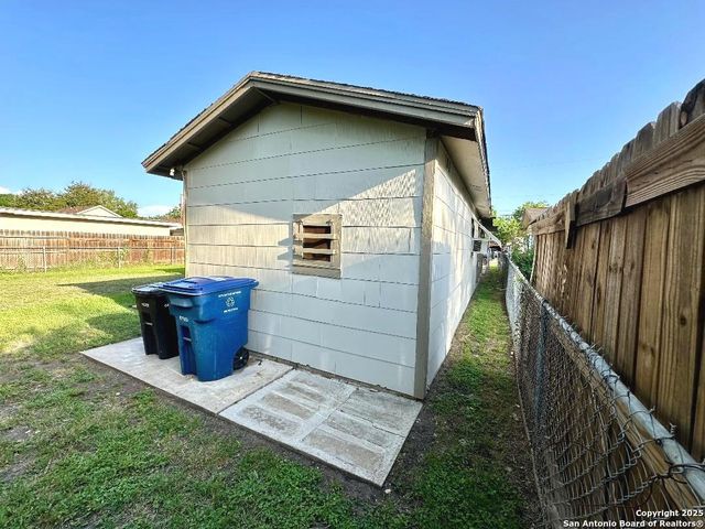 411 W HART AVE, San Antonio, TX 78214