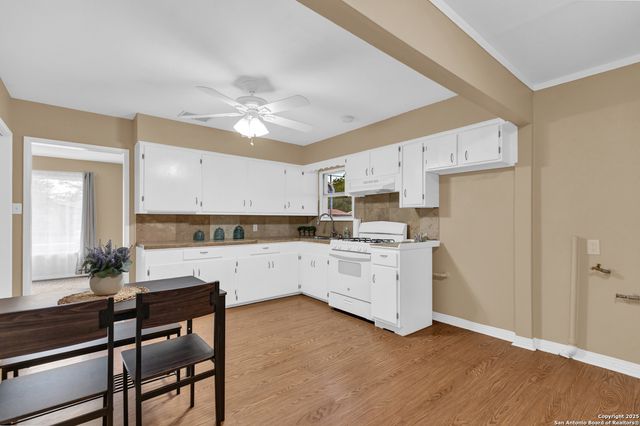 411 W HART AVE, San Antonio, TX 78214