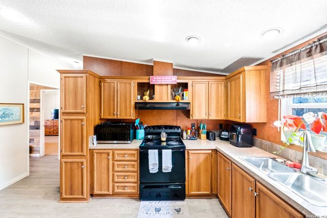 200 Mil Encinos St, Adkins, TX 78101