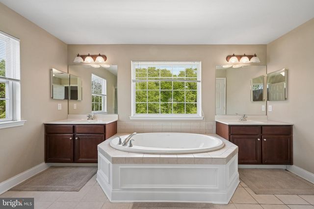 135 DESILVIO DR, Sicklerville, NJ 08081