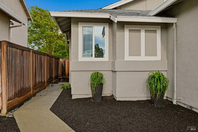 1045 Camellia Ln, Suisun City, CA 94585