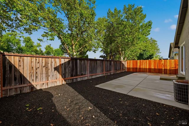 1045 Camellia Ln, Suisun City, CA 94585
