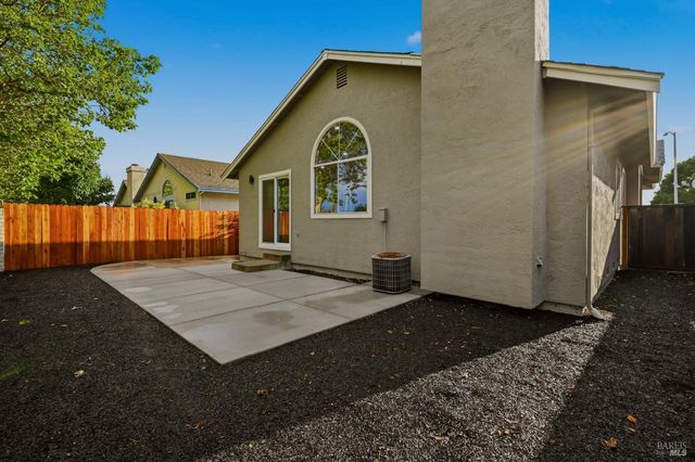 1045 Camellia Ln, Suisun City, CA 94585