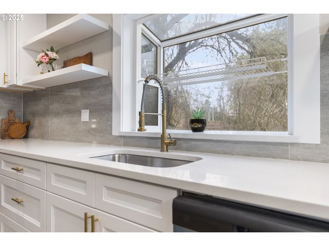 8767 N PENINSULAR Ave, Portland, OR 97217