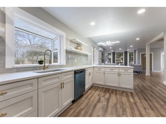 8767 N PENINSULAR Ave, Portland, OR 97217