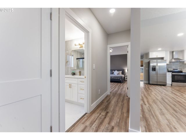 8767 N PENINSULAR Ave, Portland, OR 97217