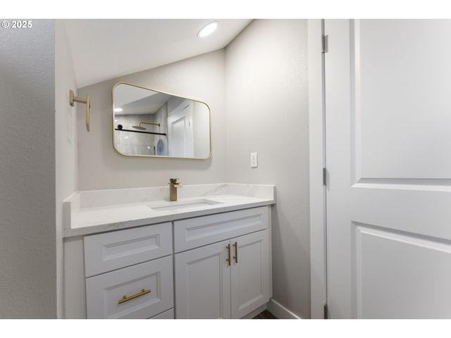 8767 N PENINSULAR Ave, Portland, OR 97217