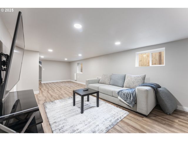 8767 N PENINSULAR Ave, Portland, OR 97217