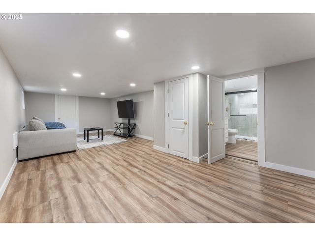 8767 N PENINSULAR Ave, Portland, OR 97217