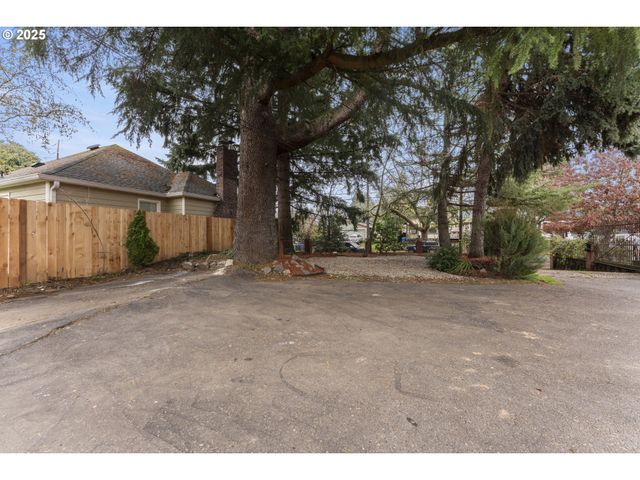 8767 N PENINSULAR Ave, Portland, OR 97217