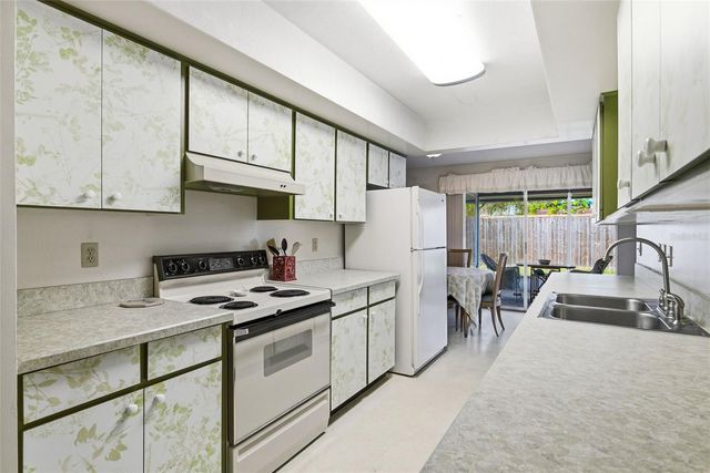 8824 PHYLISS AVENUE, Sarasota, FL 34231