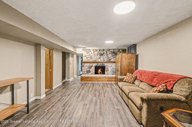 6950 Delta River Drive, Lansing, MI 48906