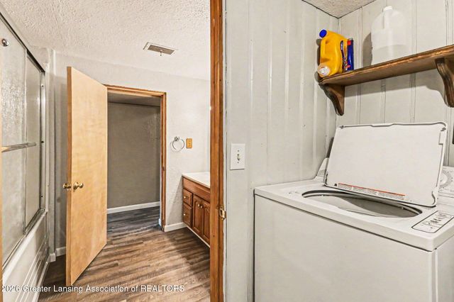 6950 Delta River Drive, Lansing, MI 48906