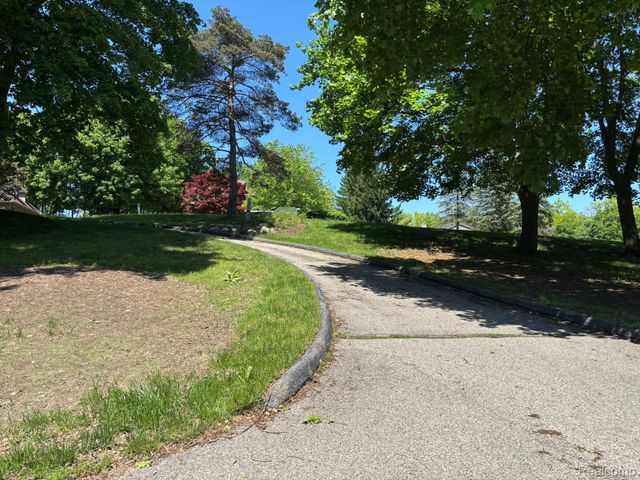 1918 Sherwood Glen, Bloomfield Hills, MI 48302