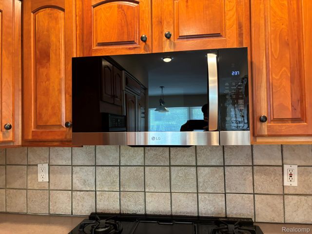 1918 Sherwood Glen, Bloomfield Hills, MI 48302