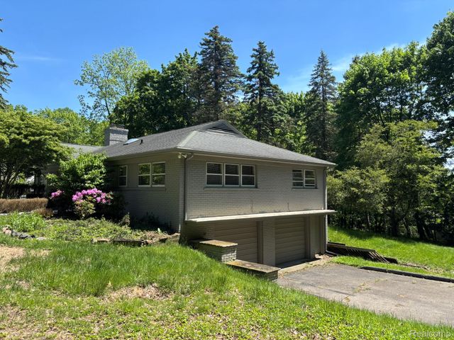 1918 Sherwood Glen, Bloomfield Hills, MI 48302