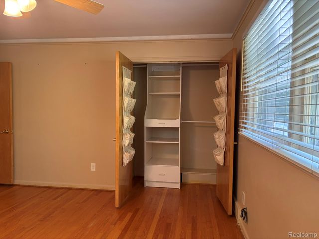 1918 Sherwood Glen, Bloomfield Hills, MI 48302