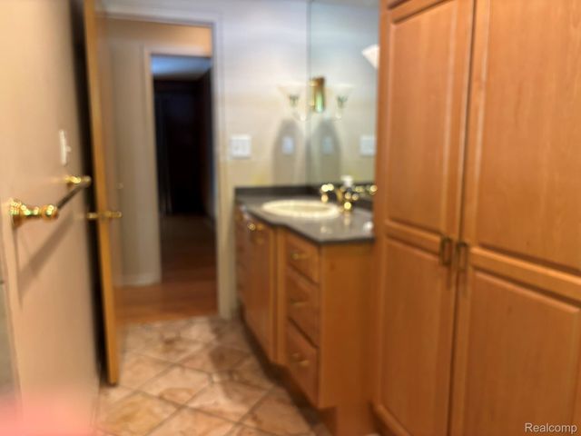 1918 Sherwood Glen, Bloomfield Hills, MI 48302