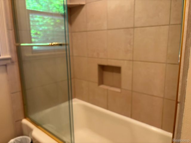 1918 Sherwood Glen, Bloomfield Hills, MI 48302